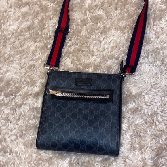 Gucci messenger bag like new lightly worn - Picture 1 of 10